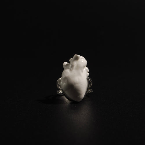 anello con base doppia e cuore anatomico bianco, vista frontale