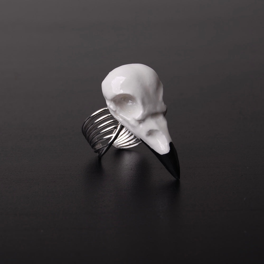 anello con teschio di corvo
