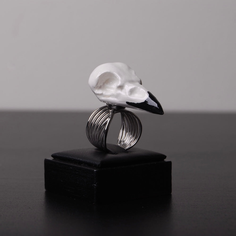 anello con teschio di corvo vista 3/4