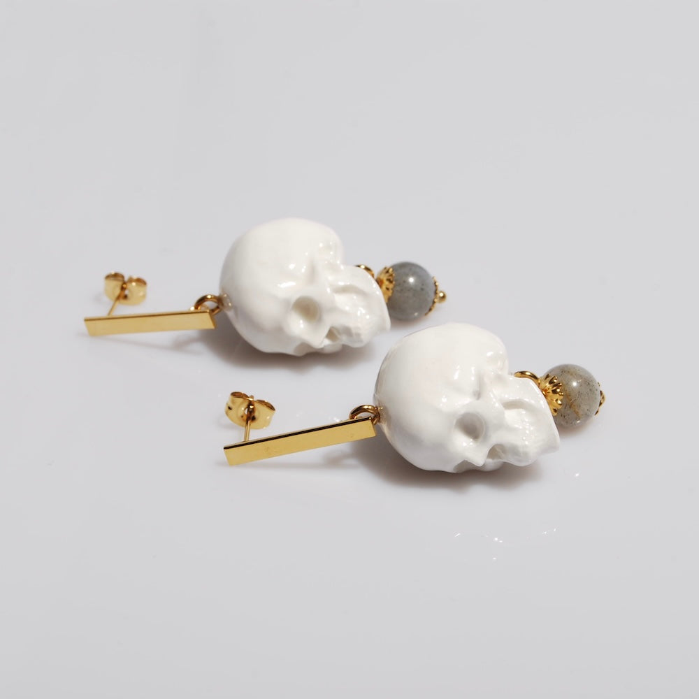 orecchini a perno rettangolare con teschi e perle di labradorite