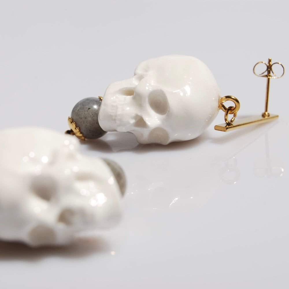 orecchini a perno rettangolare con teschi e perle di labradorite, dettaglio del teschio
