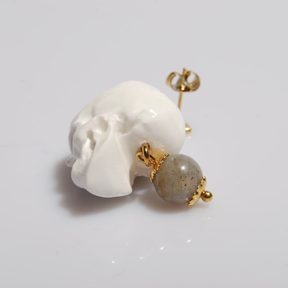 dettaglio perla in labradorite di un orecchino con teschio