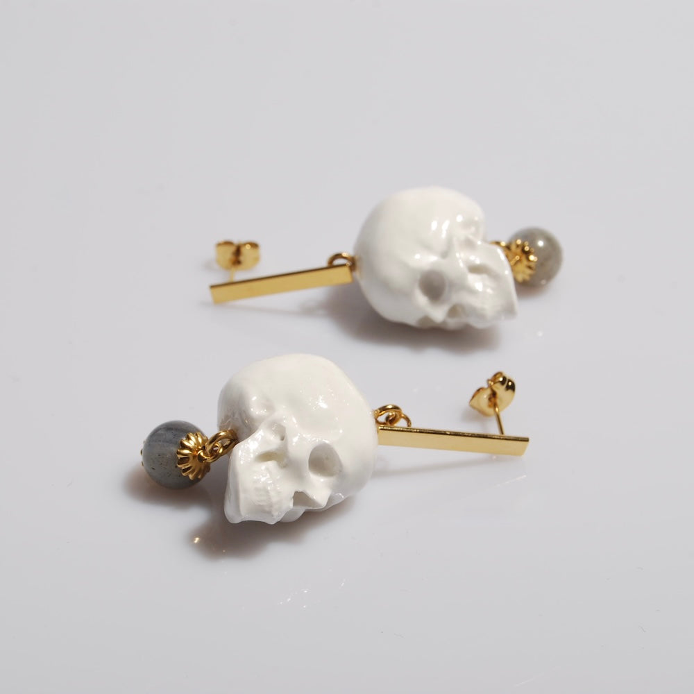 orecchini a perno rettangolare con teschi e perle di labradorite, vista frontale dall'alto