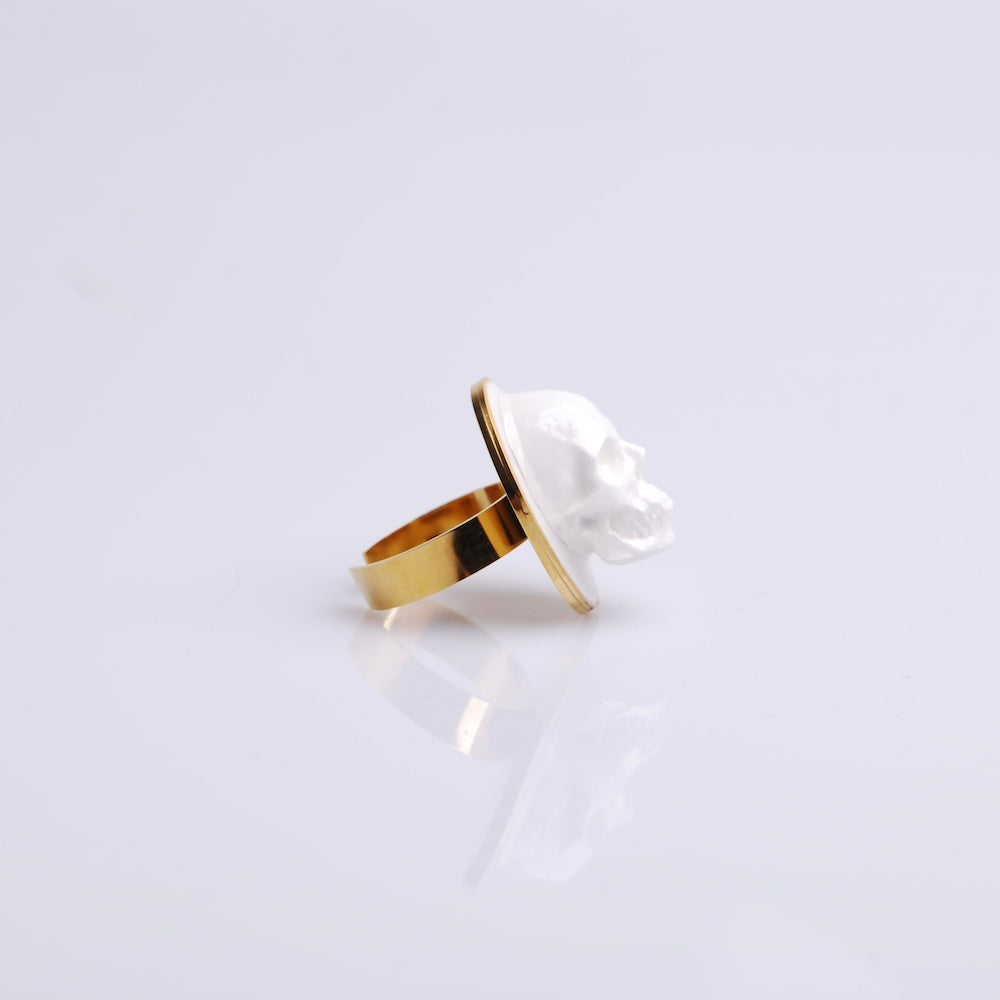anello ovale con teschio bianco stile cammeo, vista laterale