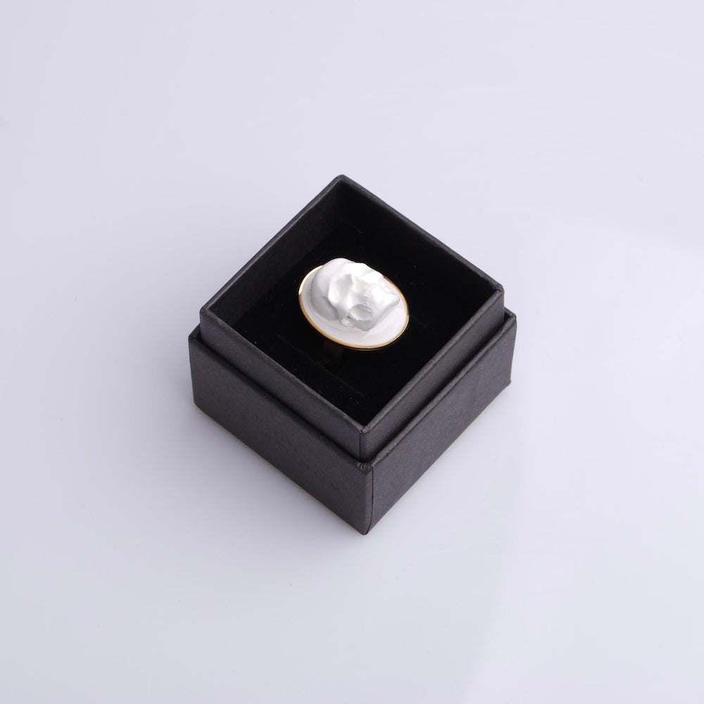 anello ovale con teschio stile cammeo dentro ad una scatolina nera
