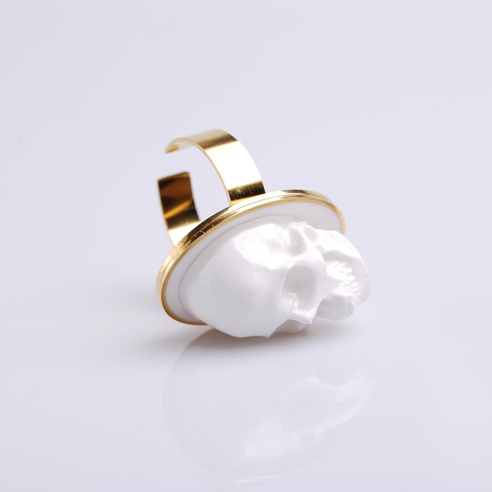 anello ovale con teschio stile cammeo, particolare del teschio