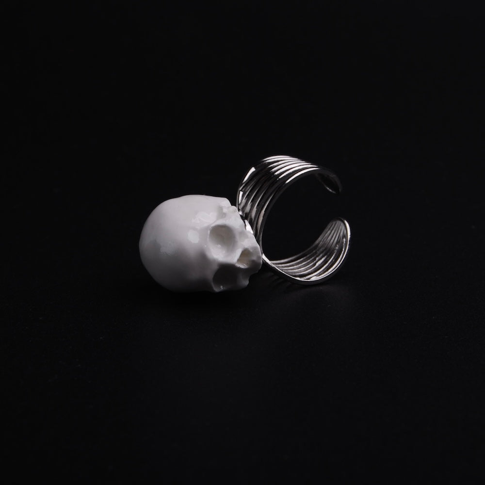 anello a base multipla con teschio bianco senza mandibola
