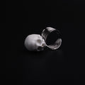 anello a base multipla con teschio bianco senza mandibola