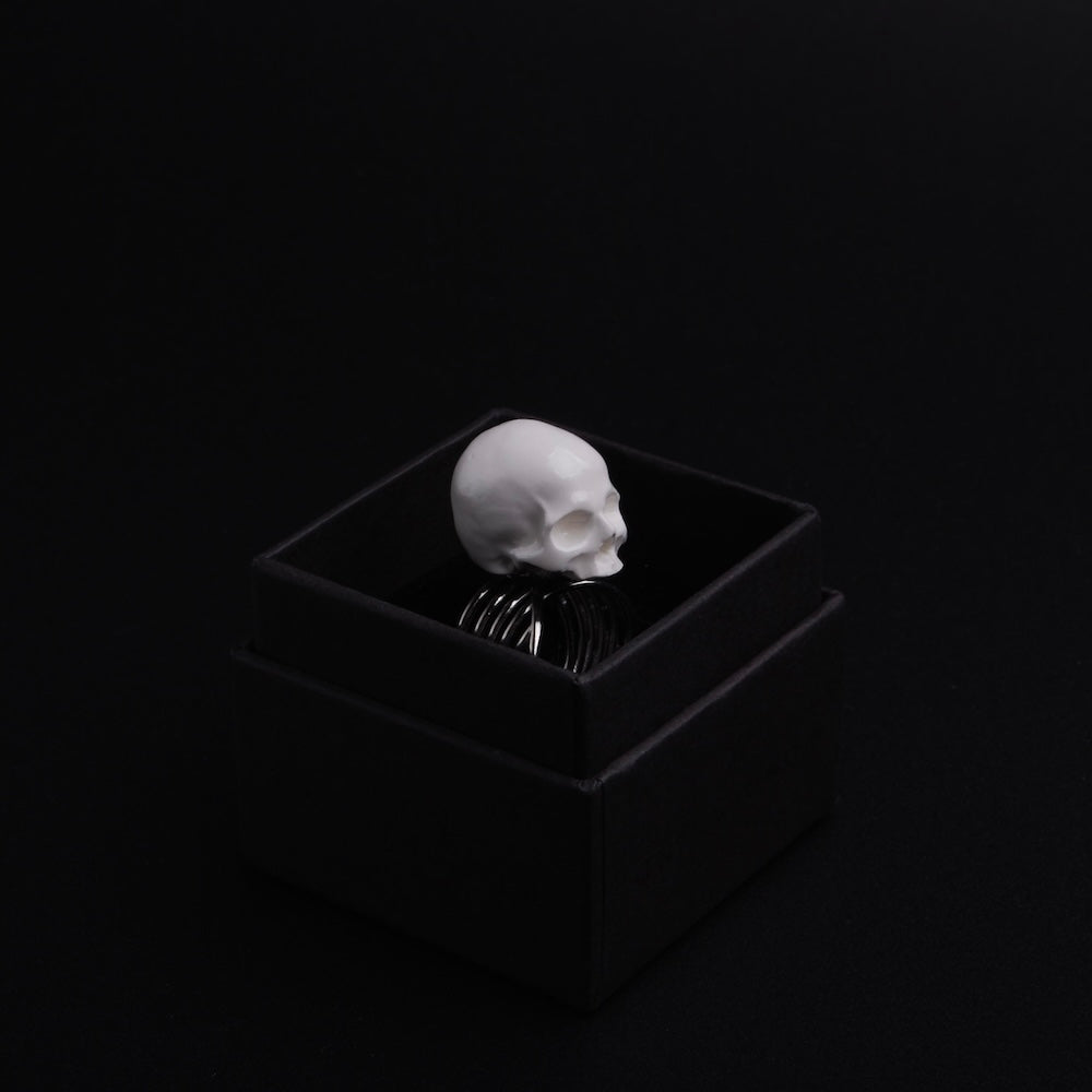 anello a base multipla con teschio bianco senza mandibola, dentro scatolina nera