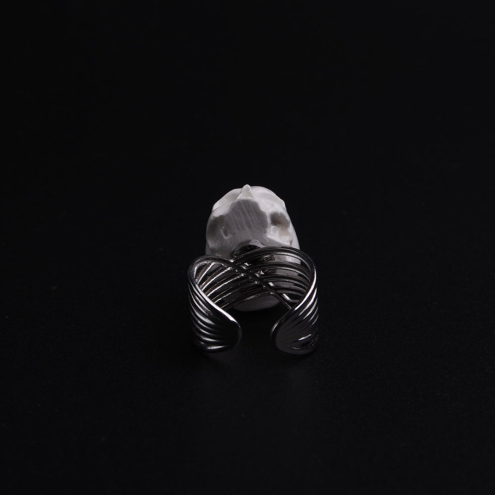 anello a base multipla con teschio bianco senza mandibola, dettaglio della base