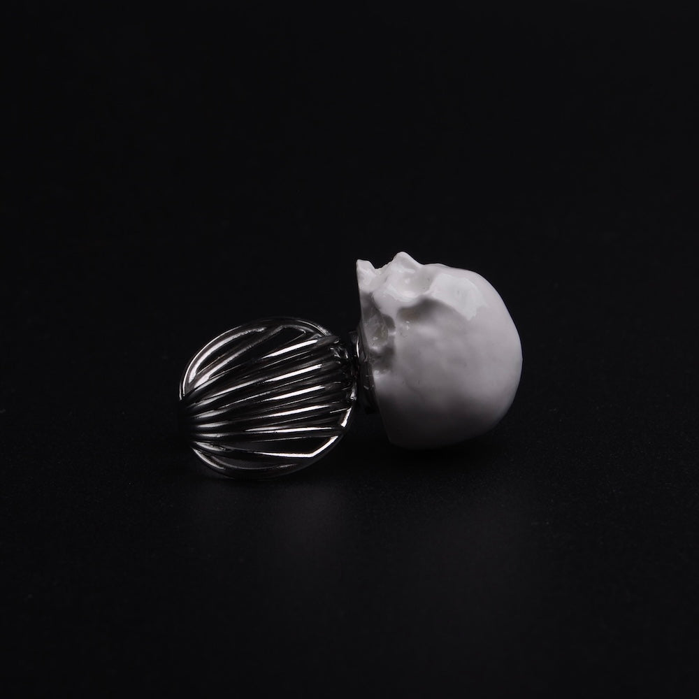 anello a base multipla con teschio bianco senza mandibola, vista laterale