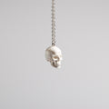 collana catena sottile con pendente teschio bianco