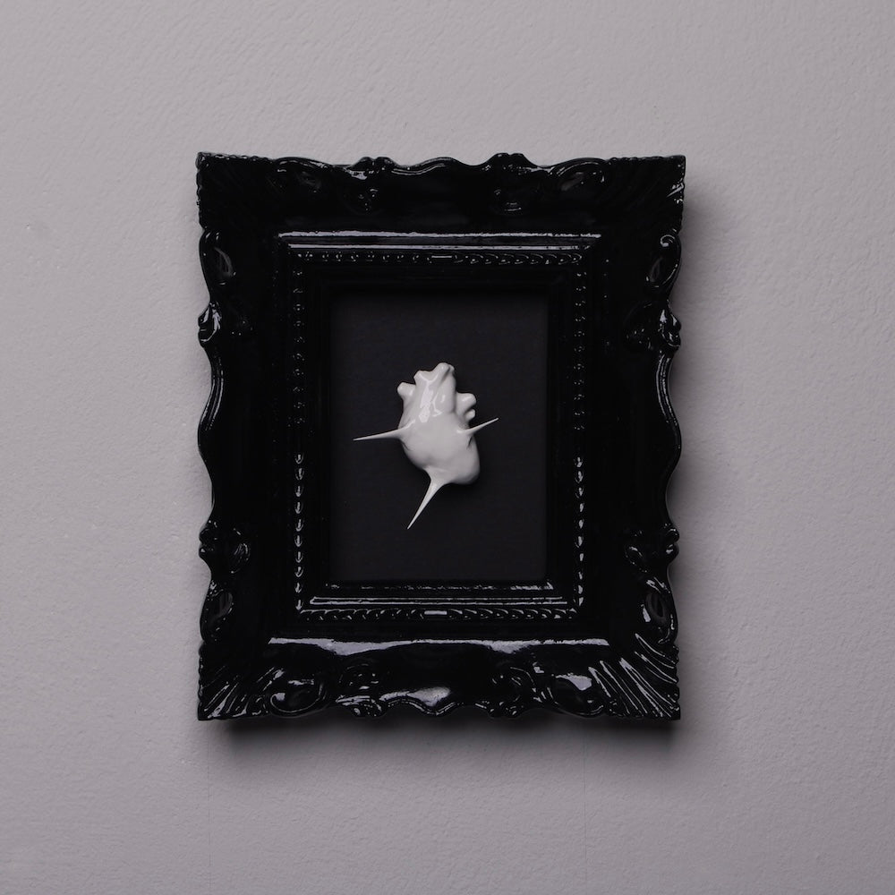 quadretto cornice barocca con miniature cuore anatomico bianco spinato