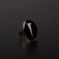 anello ovale con spina di acacia inglobata sotto resina, vista 3/4