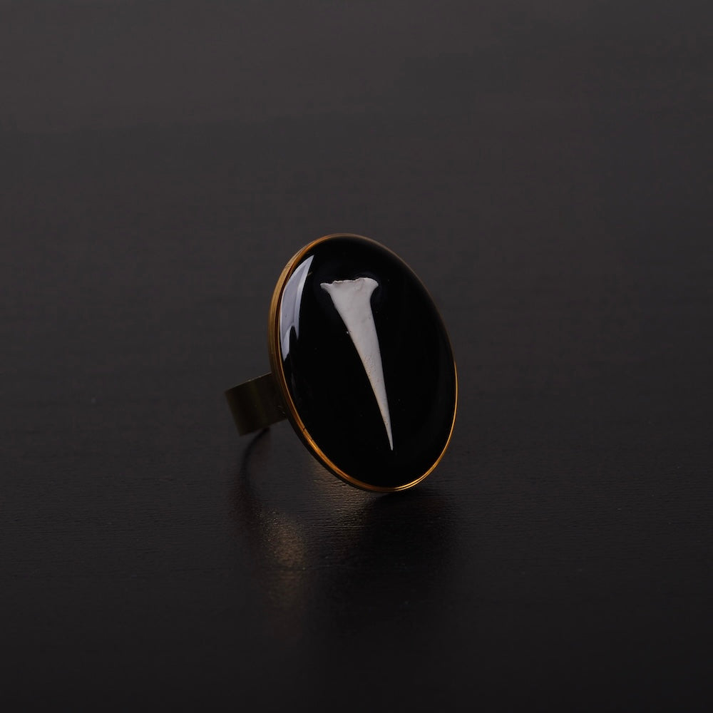 anello ovale con spina di acacia inglobata sotto resina, vista 3/4