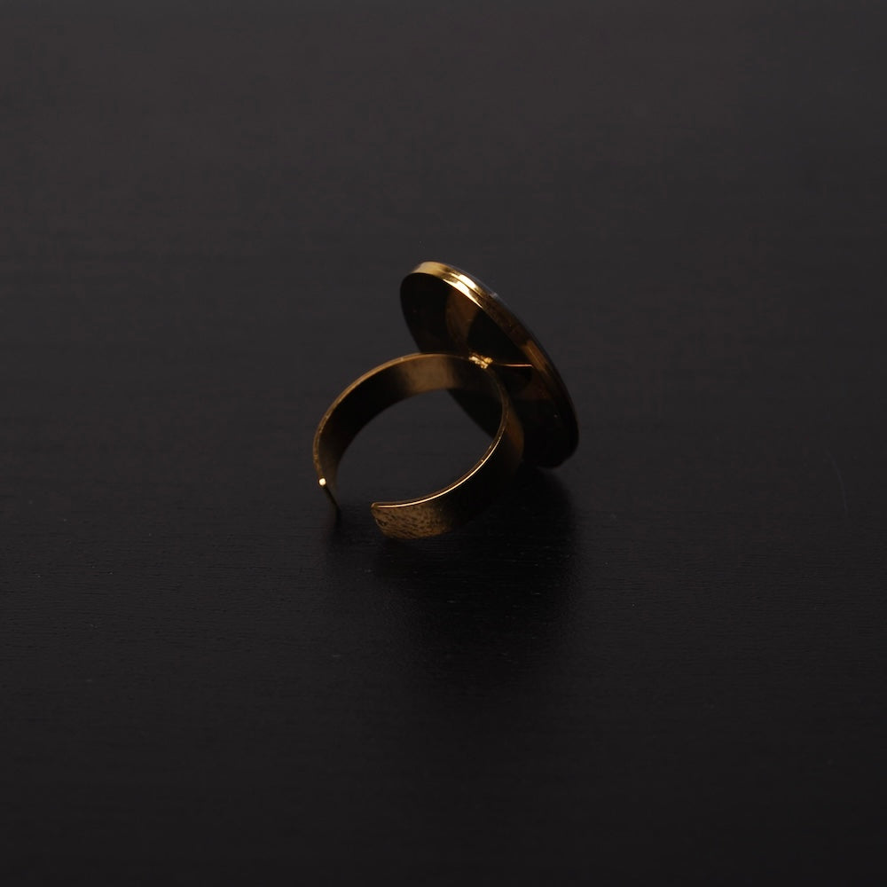 anello ovale con spina di acacia inglobata sotto resina, retro