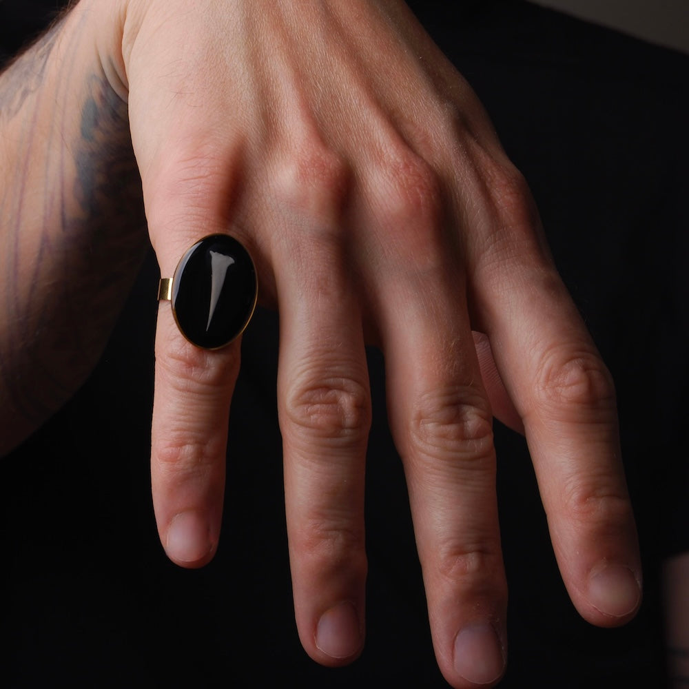 anello ovale con spina di acacia inglobata sotto resina indossato su mano maschile