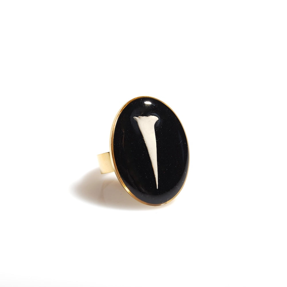 anello ovale con spina di acacia inglobata sotto resina