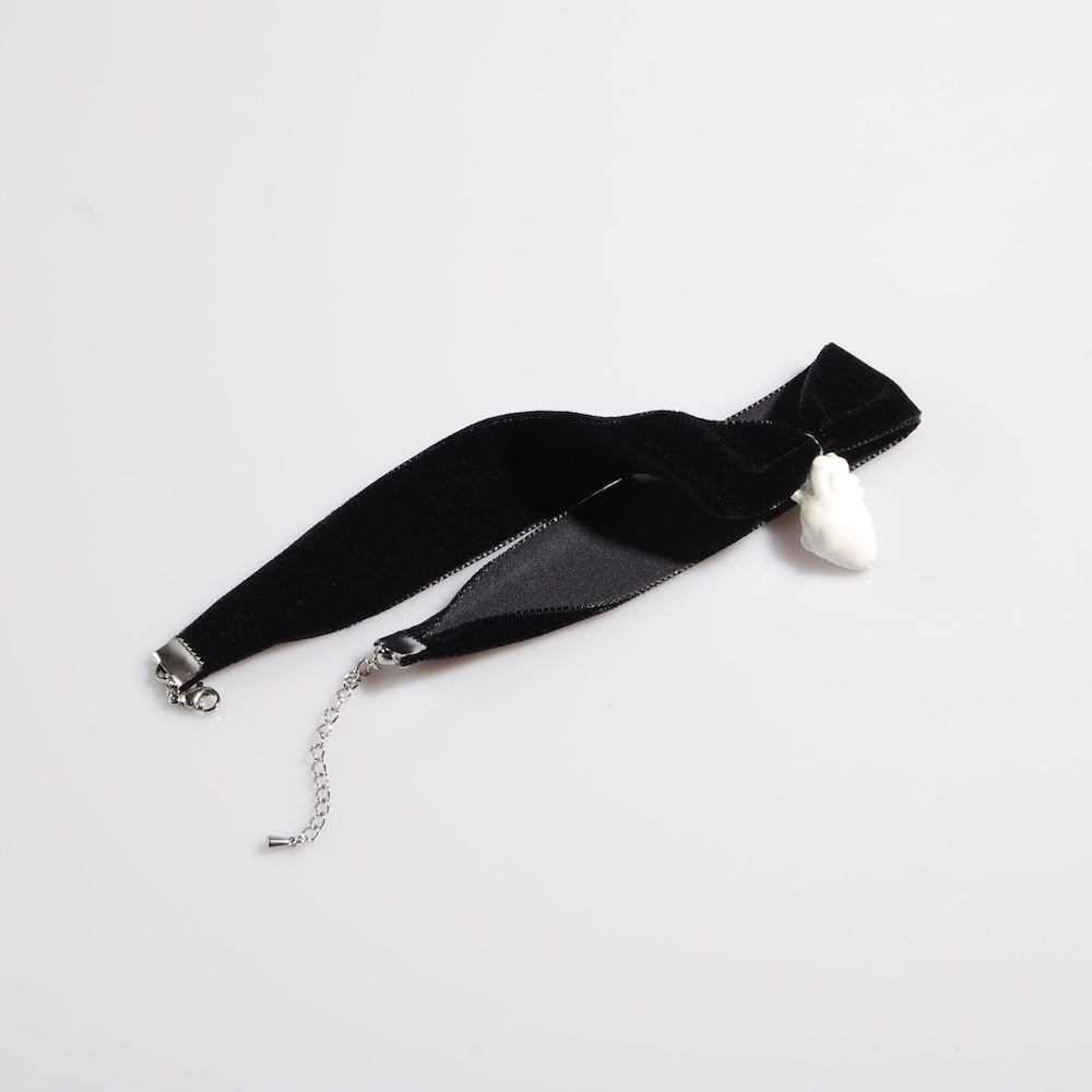 choker in velluto con pendente miniatura cuore anatomico bianco
