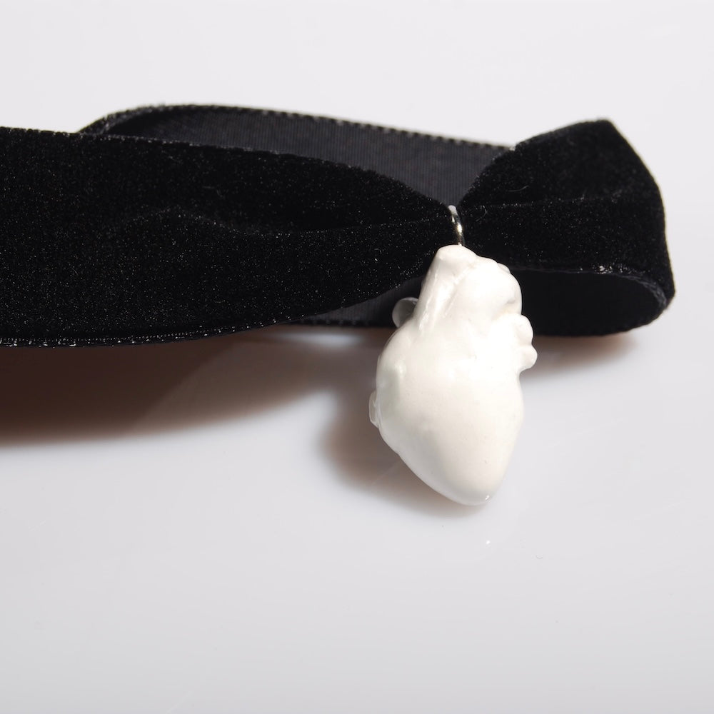 choker in velluto con pendente miniatura cuore anatomico bianco, dettaglio del cuore