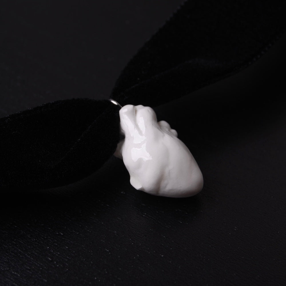 cuore anatomico bianco in resina minerale appeso a un choker in velluto nero