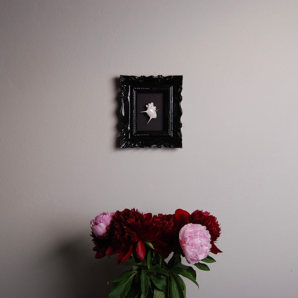 quadretto con cuore spinato con sotto delle peonie in vaso