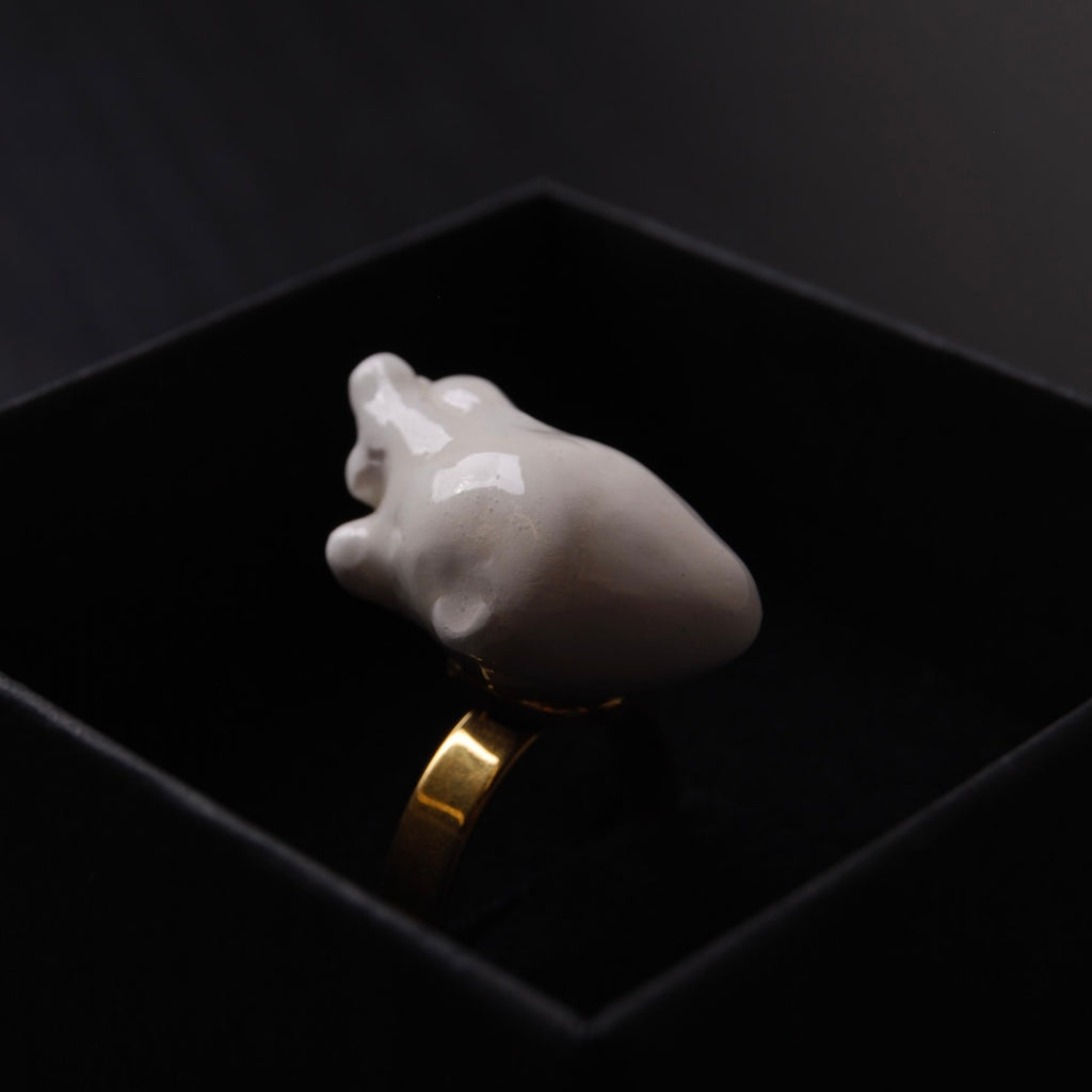 anello cuore anatomico bianco, dettaglio ravvicinato del cuore