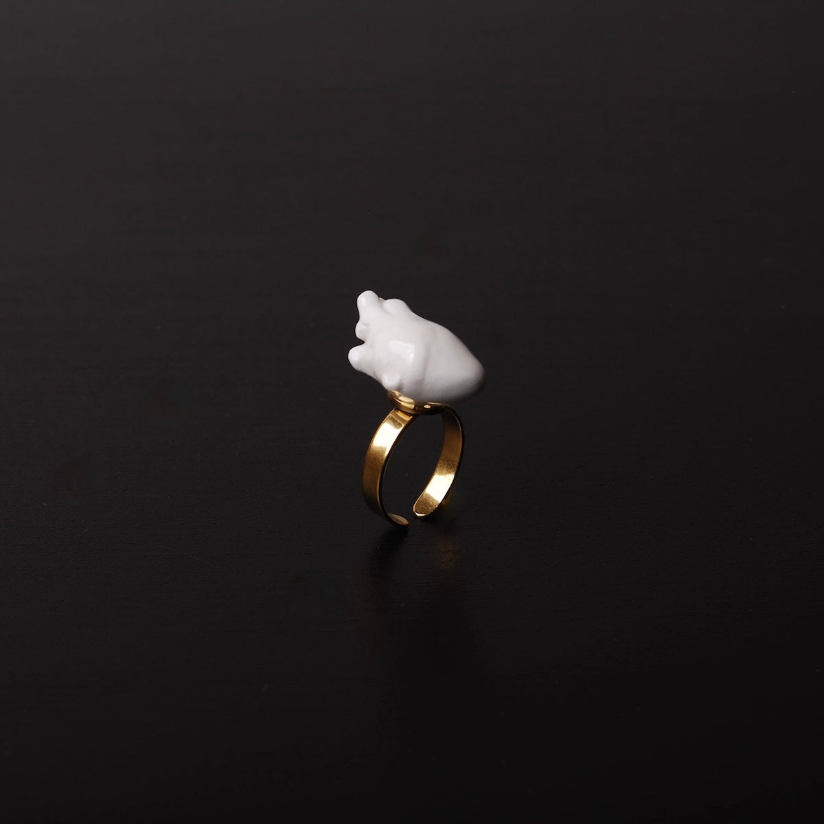anello cuore anatomico bianco, vista 3/4