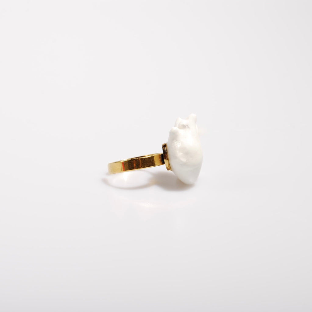 anello cuore anatomico bianco, vista laterale