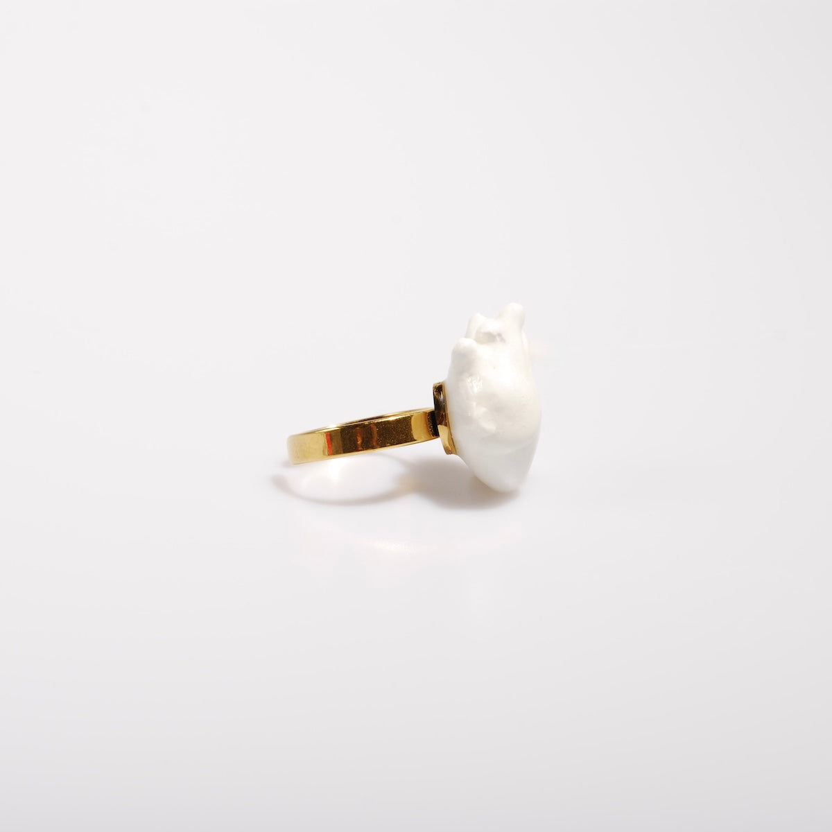 anello cuore anatomico bianco, vista laterale