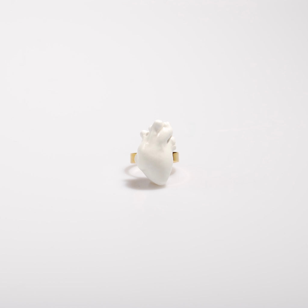 anello cuore anatomico bianco, vista frontale