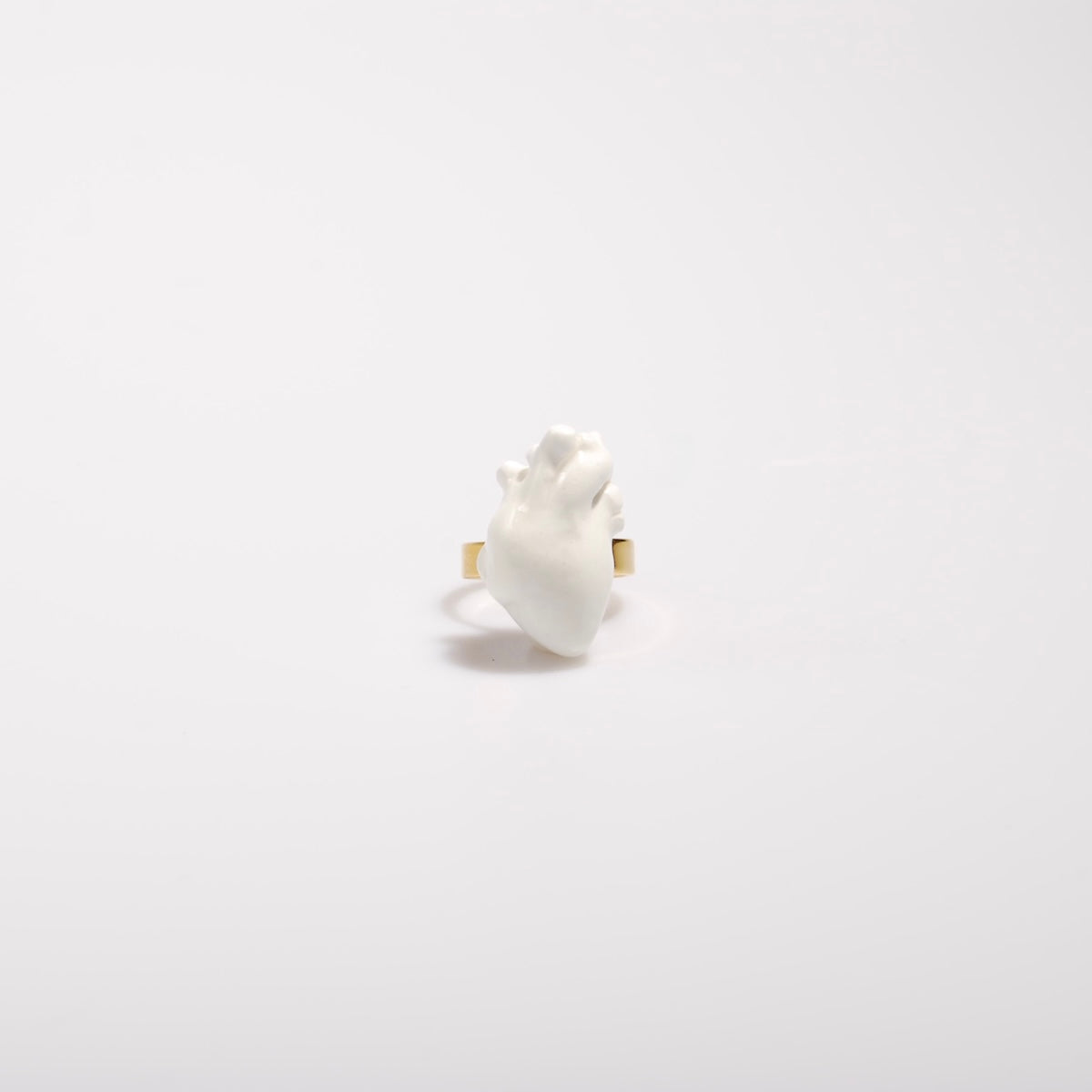 anello cuore anatomico bianco, vista frontale