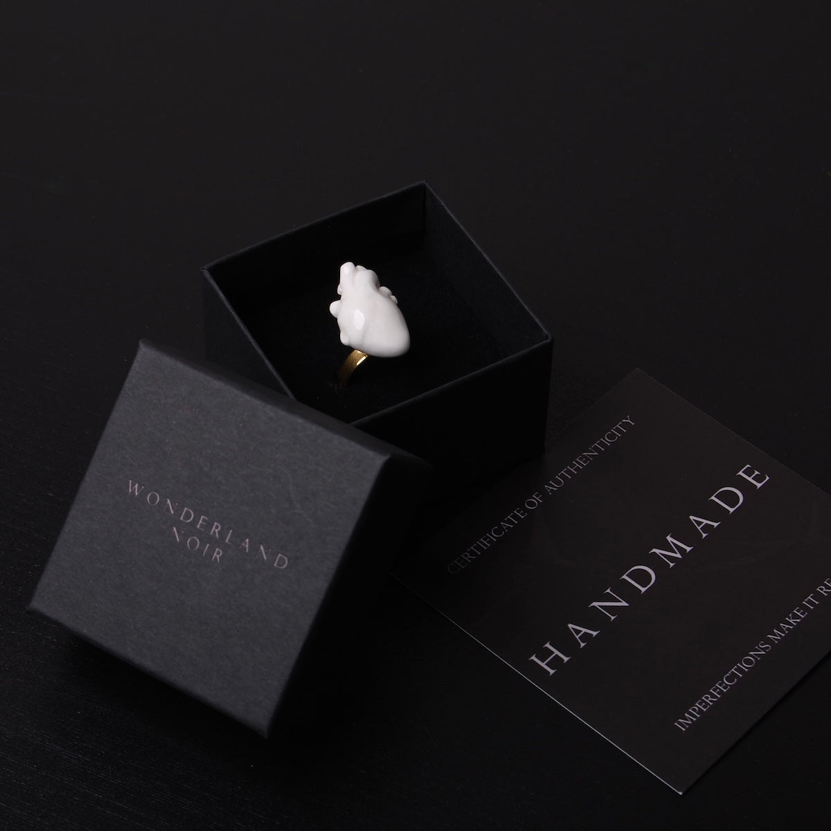 anello cuore anatomico bianco dentro ad una scatolina con certificato di autenticità