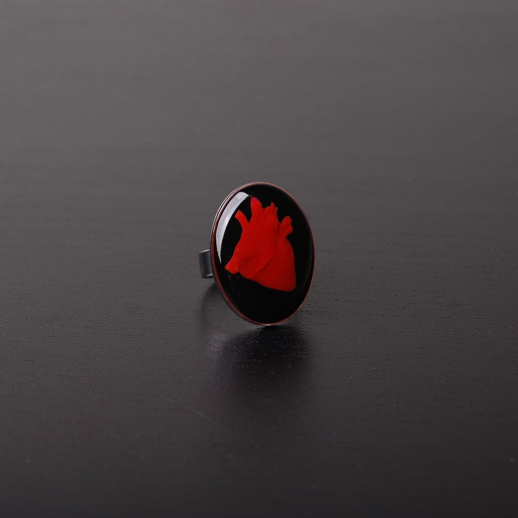 anello con cuore anatomico inglobato sotto resina