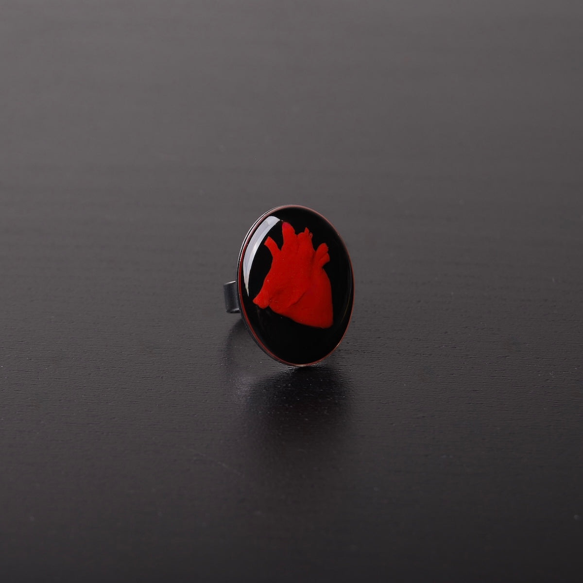 anello con cuore anatomico inglobato sotto resina