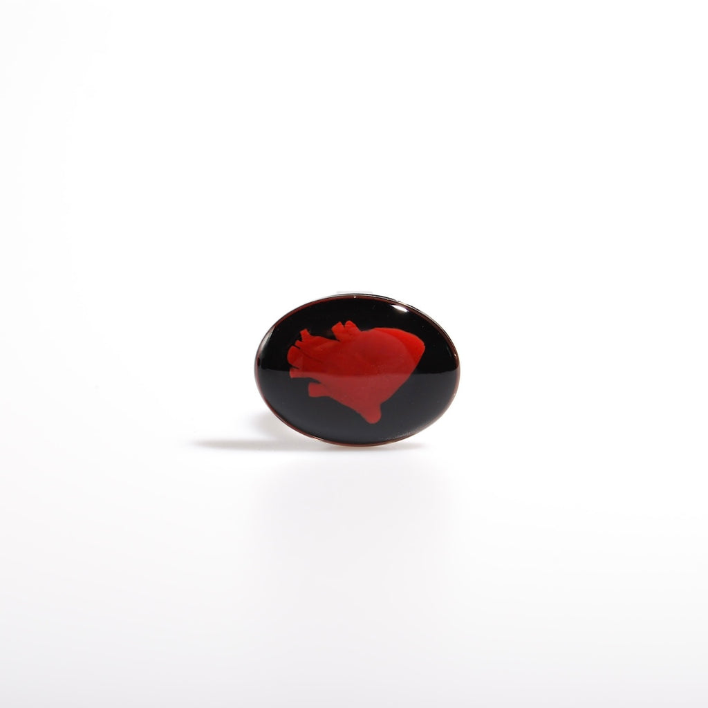 anello con cuore anatomico inglobato sotto resina, poggiato laterale