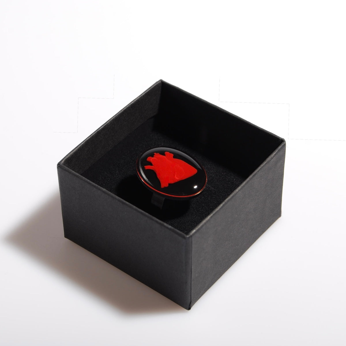 anello con cuore anatomico inglobato sotto resina dentro ad una scatolina nera