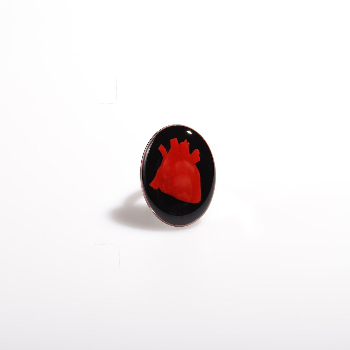 anello con cuore anatomico inglobato sotto resina, vista frontale