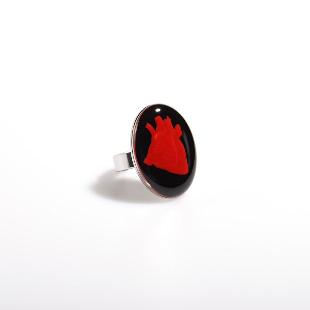 anello con cuore anatomico inglobato sotto resina, vista 3/4