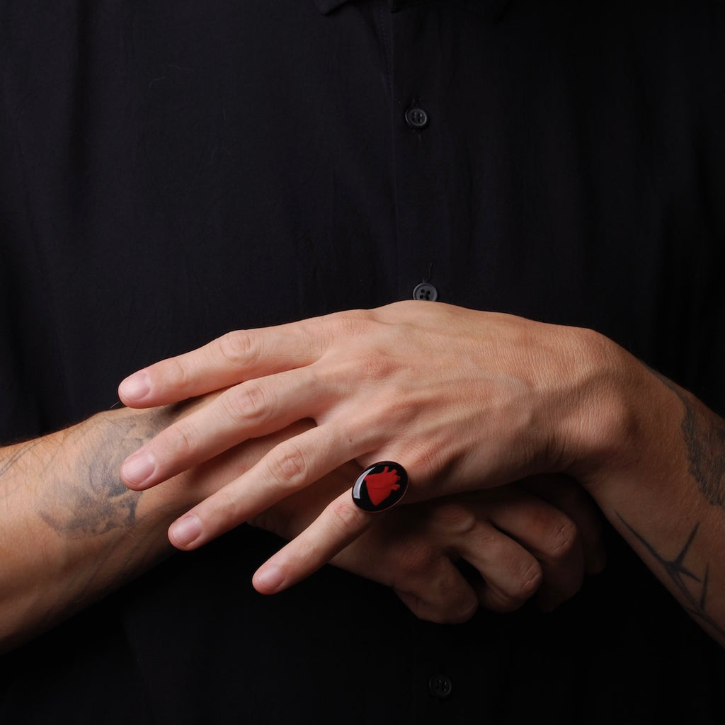 anello con cuore anatomico inglobato sotto resina indossato su mano maschile