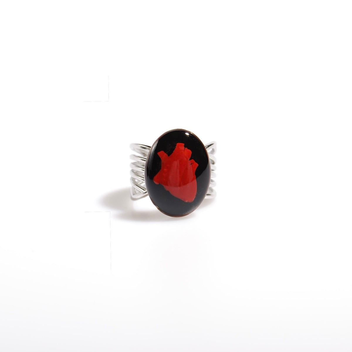 anello cuore anatomico inglobato sotto resina, vista frontale