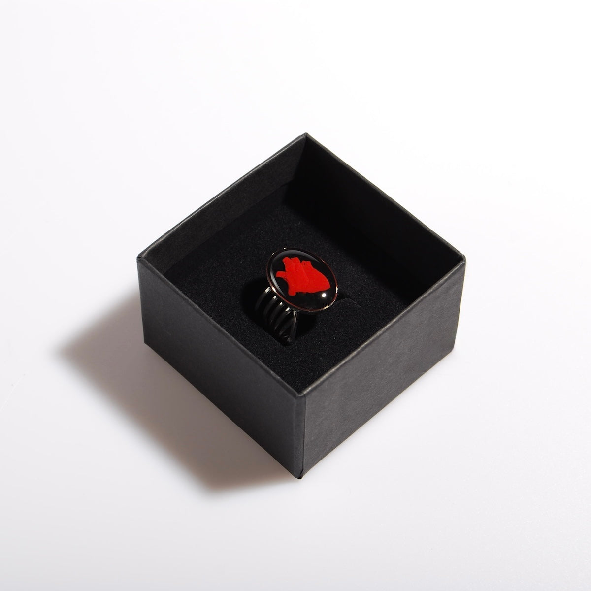 anello cuore anatomico inglobato sotto resina dentro ad una scatolina nera