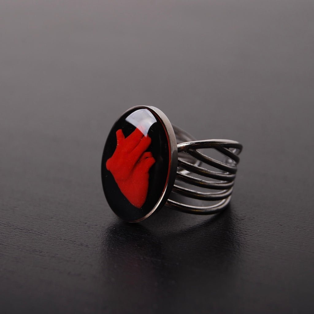anello cuore anatomico inglobato sotto resina, vista 3/4