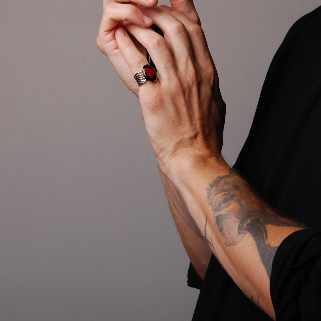 anello cuore anatomico inglobato sotto resina indossato su mano maschile