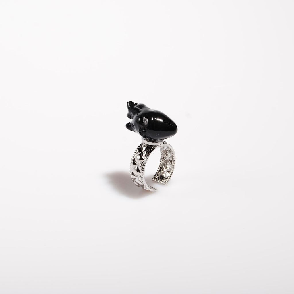 anello con cuore anatomico nero