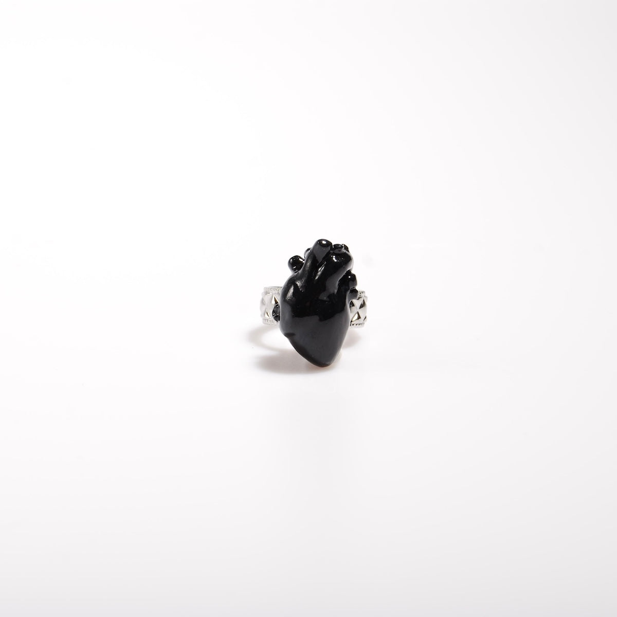 anello con cuore anatomico nero, vista frontale