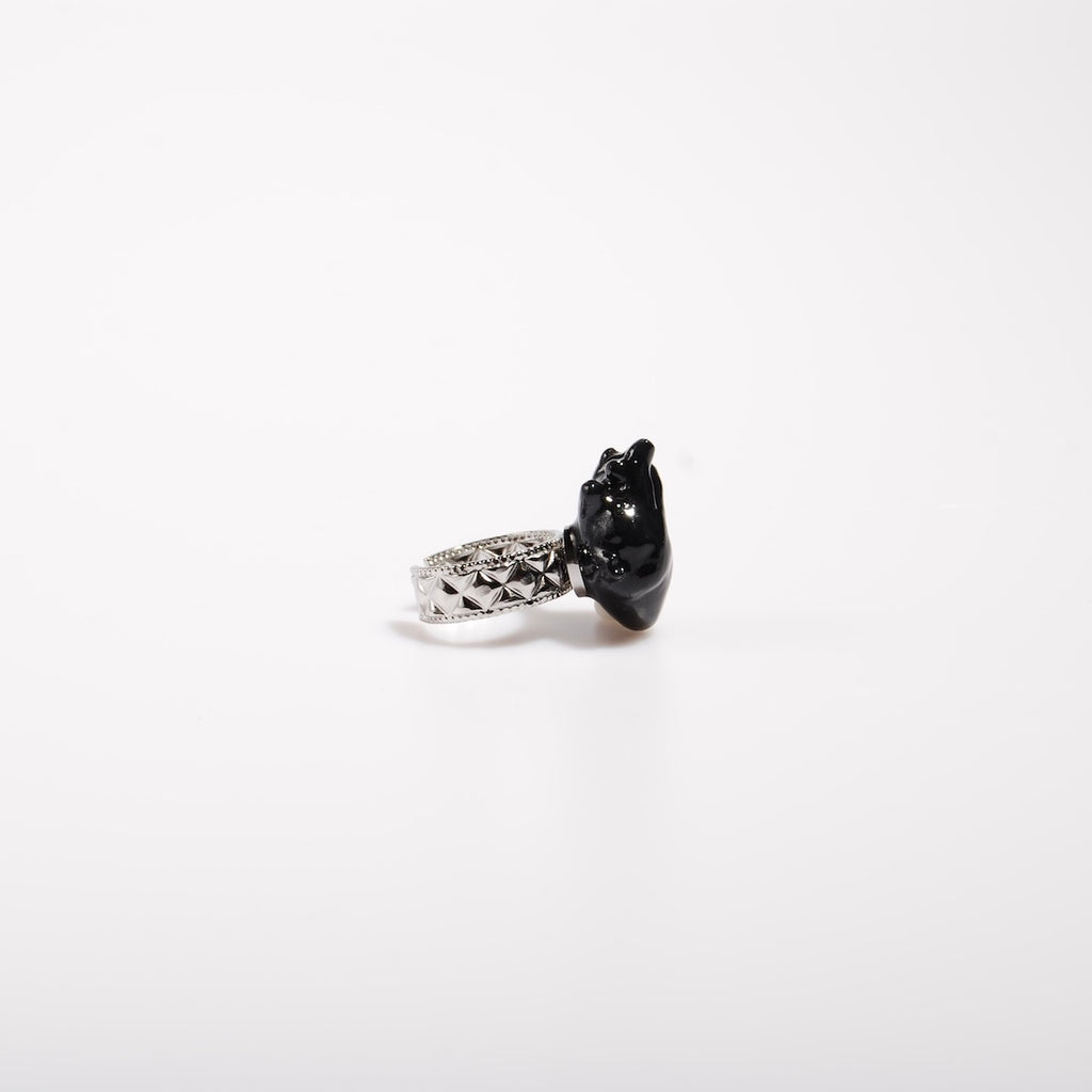 anello con cuore anatomico nero, vista laterale