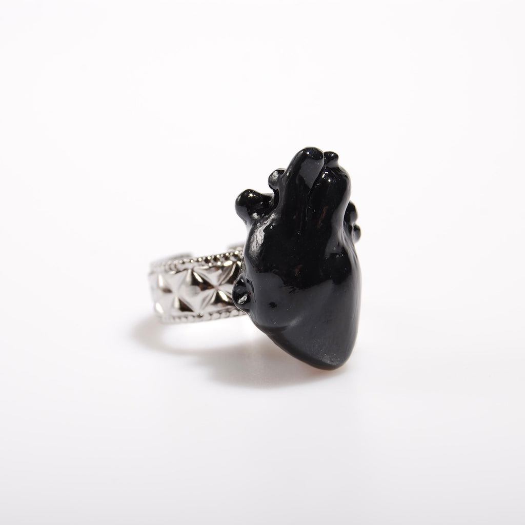 anello con cuore anatomico nero, dettaglio del cuore