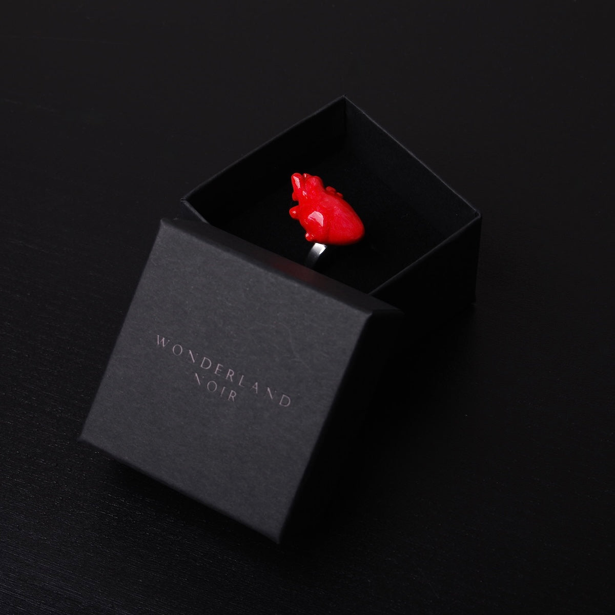 anello con cuore anatomico rosso dentro scatolina nera