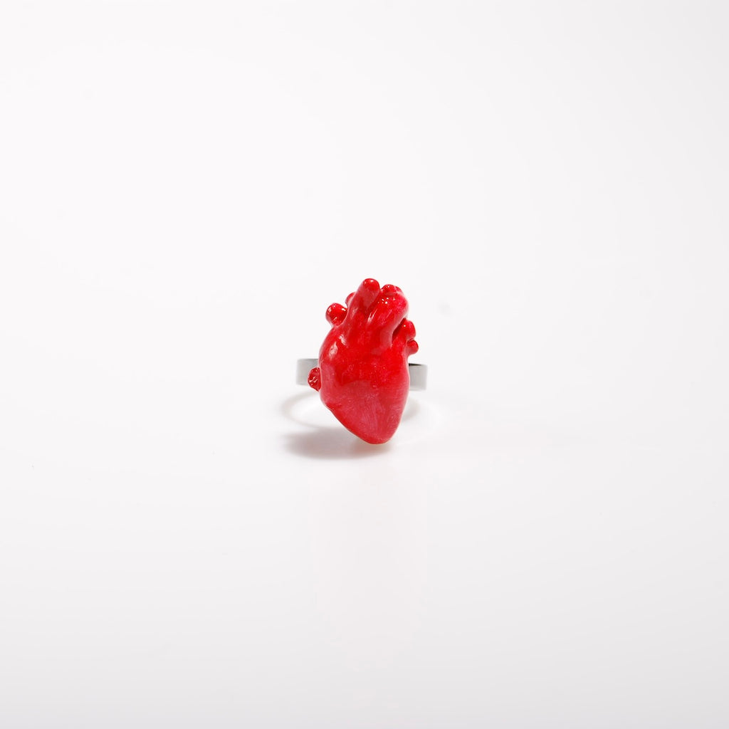 anello con cuore anatomico rosso, vista frontale